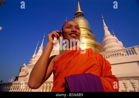 La Thaïlande, Chiang Mai, moine Talking on Mobile Phone Banque D'Images