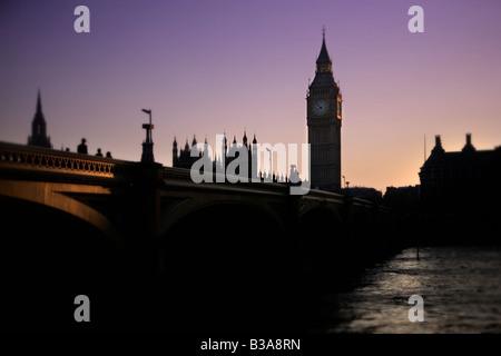 Pont sur la Tamise avec Big Ben en arrière-plan alors que le soleil se couche. Banque D'Images