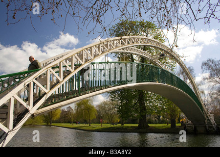 Pont sur la rivière Ouse à Bedford sur une journée ensoleillée Banque D'Images