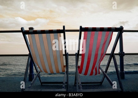Deux chaises vides en face de la mer à l'avant à Sidmouth Banque D'Images