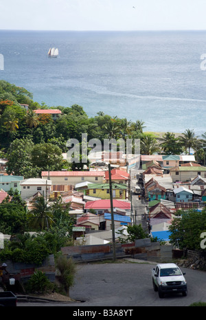 Une vue sur le village de pêcheurs de Canaries à la recherche jusqu'à la mer des Caraïbes, Sainte-Lucie, "West Indies" Banque D'Images