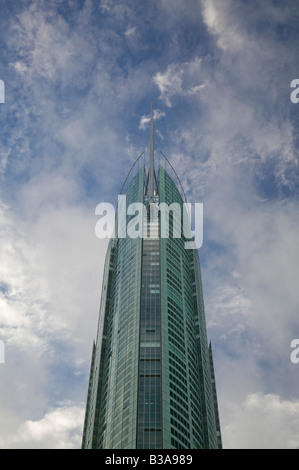 L'Australie, Queensland, Côte d'or, paradis pour les surfeurs, la Q1 Tower (tour résidentielle la plus haute tour du monde) et le brouillard plage Banque D'Images