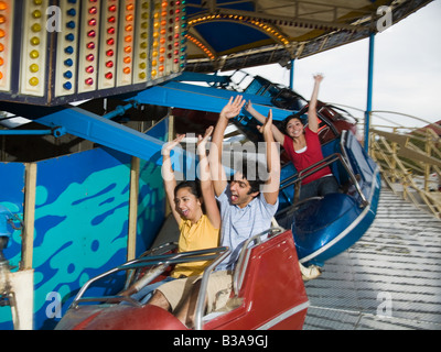 Amis adolescents multi-ethnique sur carnival ride Banque D'Images