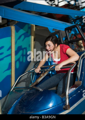 Mixed Race adolescente sur carnival ride Banque D'Images