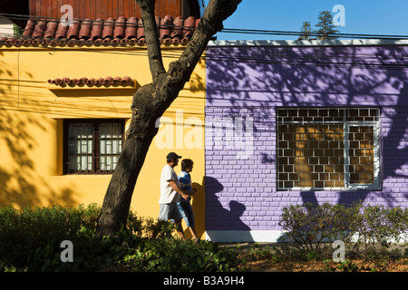 Le Chili, Santiago, façades peintes de couleurs vives dans le quartier branché de Barrio Bellavista Banque D'Images