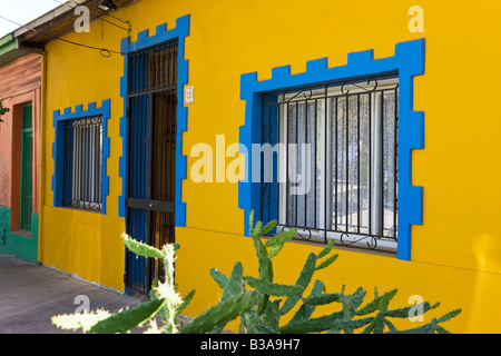 Le Chili, Santiago, façades peintes de couleurs vives dans le quartier branché de Barrio Bellavista Banque D'Images