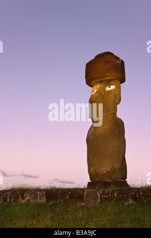 Le Chili, Rapa Nui, l'île de Pâques, Moai statue Ahu Ko Te riku, le seul & topknotted eyeballed Moai Banque D'Images