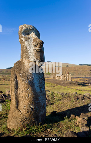 Le Chili, Rapa Nui, l'île de Pâques, Ahu Tongariki, le plus grand de l'île, l'ahu Tongariki est une rangée de 15 statues Moai de pierre géant Banque D'Images