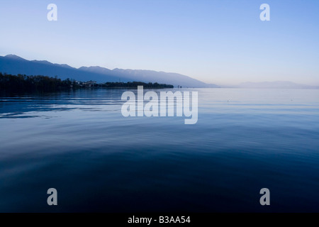 Le Lac Erhai Hu (lac en forme d'oreille), coucher de soleil, Dali, Yunnan Province, China Banque D'Images