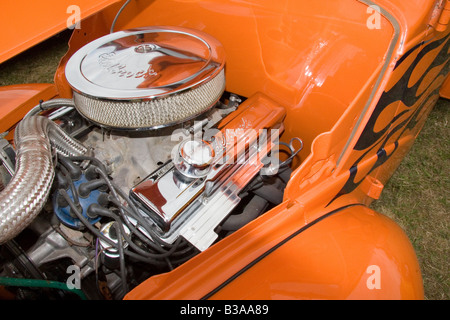 Moteur V8 chromé lourdement dans une orange hot rod construit sur une Ford populaires Banque D'Images