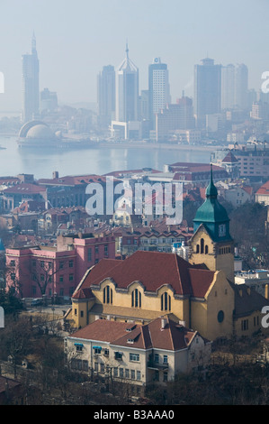 La Chine, la province de Shandong, Qingdao, ville nouvelle et Église protestante Banque D'Images