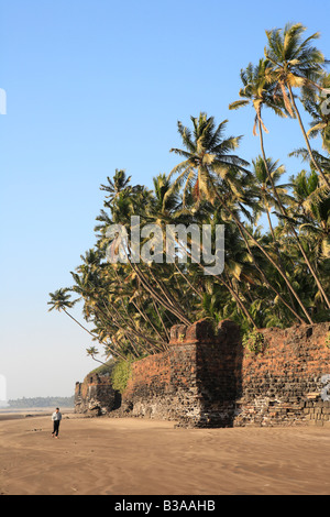 Fort portugais (XVI siècle). Revdanda, côte de Konkan, Maharashtra, Inde Banque D'Images