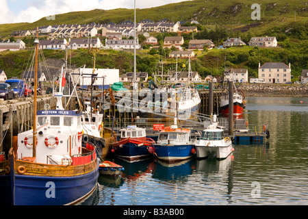 Bateaux de pêche dans le port de Mallaig Banque D'Images