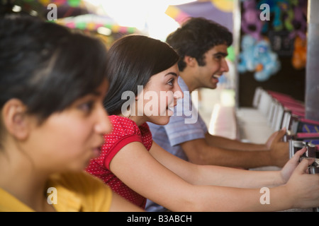 Amis adolescents multi-ethnique jouer carnival game Banque D'Images
