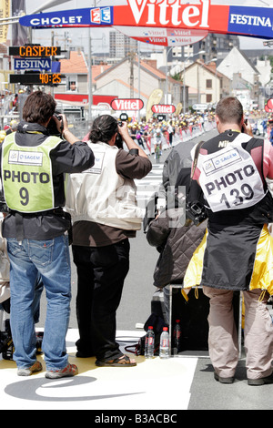 Les photographes de sport et presse sur la ligne d'arrivée du Contre la montre à Cholet, une partie de la 2008 Tour de France cycliste Banque D'Images