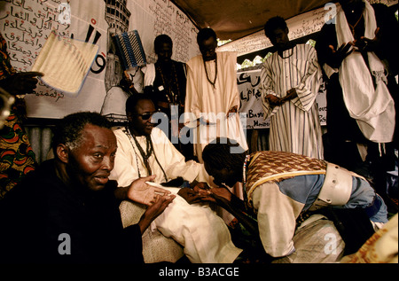 'TOUBA, l'AFRIQUE A PEU DE LA MECQUE, des dévots RENDENT HOMMAGE, et de l'argent comptant, à cheikh DIGUEL AUTOMNE À SA MAISON À MBEKE, 1996 Banque D'Images