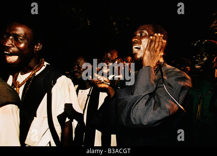 TOUBA, LA MECQUE DE L'AFRIQUE PEU',BAYE FALL DÉVOTS EUX-MÊMES DE LA DANSE TOUTE LA NUIT DANS UN PROCHE DE LA TRANSE SUR NUIT GRAND MAGAL,1996 Banque D'Images