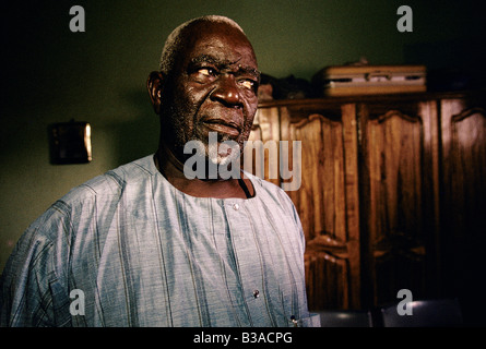 'TOUBA, l'AFRIQUE A PEU DE LA MECQUE", le marabout EN CHARGE DE LA MOSQUÉE, un parent d'Amadou Bamba, 1996 Banque D'Images