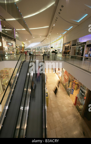 Ville de Derby, en Angleterre. Boutiques et magasins dans le centre commercial Westfield Derby de commerces et de loisirs. Banque D'Images