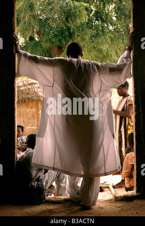 'TOUBA, l'AFRIQUE A PEU DE LA MECQUE", THIERNO SOW, une confrérie MOURIDE DÉVOT DANS SA RÉSIDENCE À TOUBA, 1996 Banque D'Images