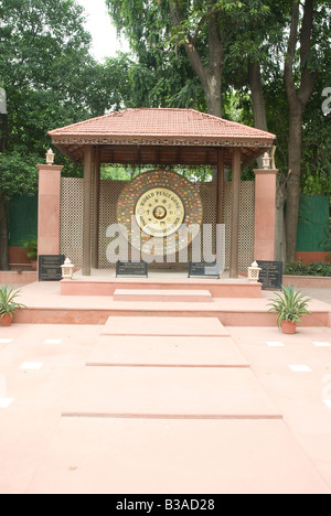 Inde Delhi Mahatma Gandhi Memorial sur le site de son assassinat en 1948 World Peace Gong Banque D'Images