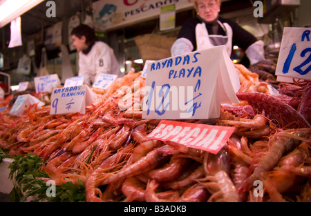 Des fruits de mer est vendu sur le marché central de Valence, Espagne Banque D'Images