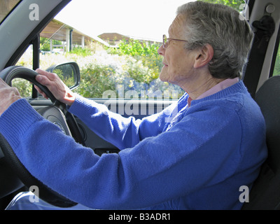 Femme âgée conducteur au volant d'une voiture Banque D'Images