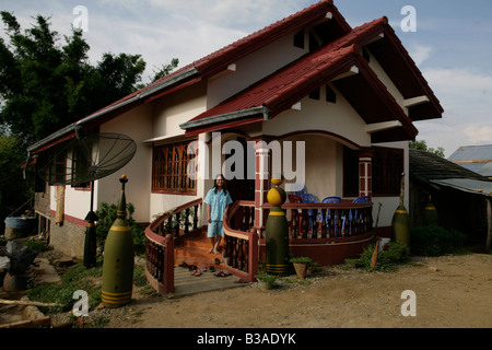 Nong Het district,province de Xieng Khouang, Laos.Le 2000 lb boyaux bombe décorées et utilisés comme postes de porte par l'avant d'une maison Banque D'Images