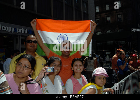 Les Indiens américains de tri state zone autour de New York regardez l'Indian Independence Day Parade sur Madison Ave Banque D'Images