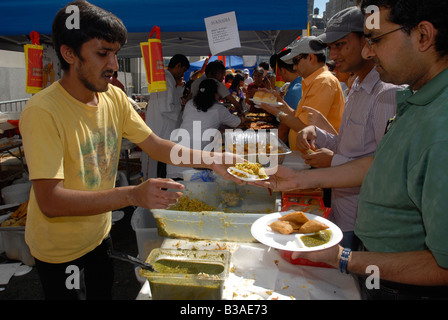 Les amateurs de parade sont servis cuisine indienne authentique auprès des vendeurs dans la rue juste après l'indépendance de l'Inde Day Parade Banque D'Images