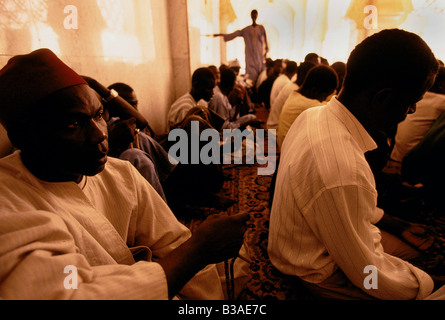 'TOUBA, l'AFRIQUE A PEU DE LA MECQUE", la prière dans la mosquée, 1996 Banque D'Images
