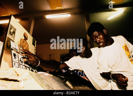 'TOUBA, l'AFRIQUE A PEU DE LA MECQUE", LES GENS DE TOUCHER LES IMAGES D'Amadou Bamba DANS LA BIBLIOTHÈQUE, 1996 Banque D'Images