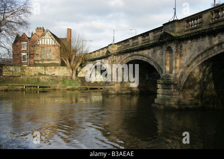 Ville de Derby, en Angleterre. La fin du 18e siècle Thomas Harrison conçu Duke Street Bridge sur la rivière Derwent. Banque D'Images