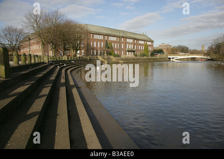 Ville de Derby, en Angleterre. Riverside Gardens, promenade sur les rives de la rivière Derwent House avec le Conseil dans l'arrière-plan. Banque D'Images