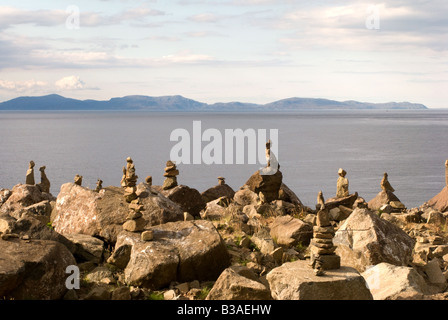 Sculptures Cairn surplombant la mer sur l'île de Skye, Écosse Banque D'Images