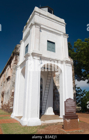 Phare blanc et les ruines de l'église portugaise, à l'origine appelée Notre-Dame de la colline, construit en 1521, Bukit St Paul, Malacca, Malaisie Banque D'Images