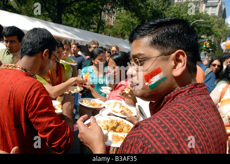 Les amateurs de parade sont servis cuisine indienne authentique auprès des vendeurs dans la rue juste après l'indépendance de l'Inde Day Parade Banque D'Images