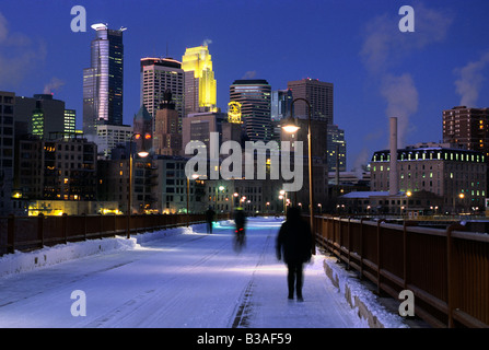 SKYLINE DE MINNEAPOLIS (MINNESOTA) ET JAMES J. HILL STONE ARCH BRIDGE SUR LA RIVIÈRE MISSISSIPPI. L'hiver. Banque D'Images