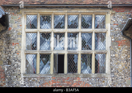 Fenêtre Tudor avec Diamond volets. Banque D'Images