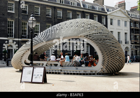 Pavillon temporaire conçue par les étudiants en architecture placé à Bedford Square, au centre de Londres Banque D'Images