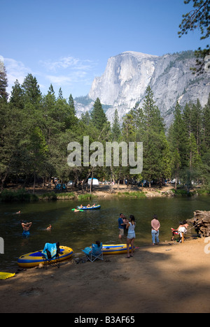 Les gens profiter de la rivière Merced, Yosemite National Park, Californie Banque D'Images