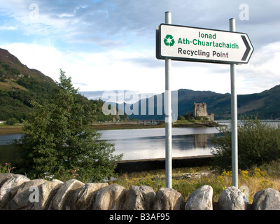 Roadsign bilingue (anglais et en gaélique), et le château d'Eilean Donan, Ecosse Banque D'Images