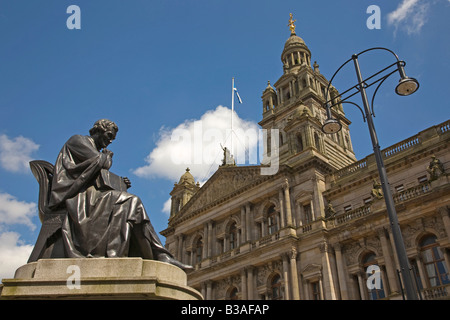 Statue du docteur Thomas Graham 1805-1869 George Square Glasgow City Chambers avec en arrière-plan Banque D'Images
