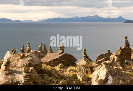 Sculptures Cairn surplombant la mer sur l'île de Skye, Écosse Banque D'Images