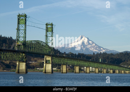 Mt Hood Cascade Range White Salmon Washington Hood River Bridge Columbia River Oregon des ponts à péage Banque D'Images