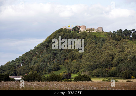 Le Château de Beeston Cheshire UK avec hélicoptère décoller de la haut Banque D'Images