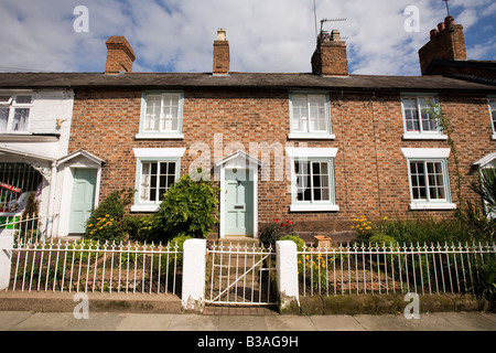 Tarporley Cheshire UK High Street maisons mitoyennes avec petits jardins avant Banque D'Images