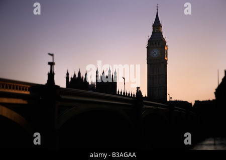 Pont sur la Tamise avec Big Ben en arrière-plan alors que le soleil se couche. Banque D'Images