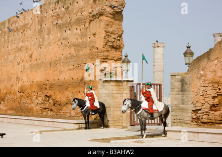 Une garde royale se dresse à l'entrée de la Mausolée de Mohammed V à Rabat Banque D'Images