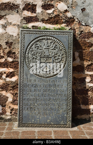 Old Dutch tombe le long de la paroi de l'abri ruines de l'église portugaise construite Saint Pauls, Bukit St Paul, Malacca, Malaisie Banque D'Images